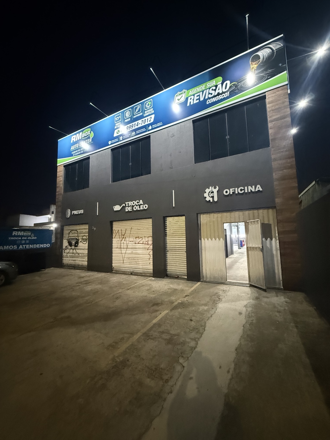 Fachada RM Box à noite